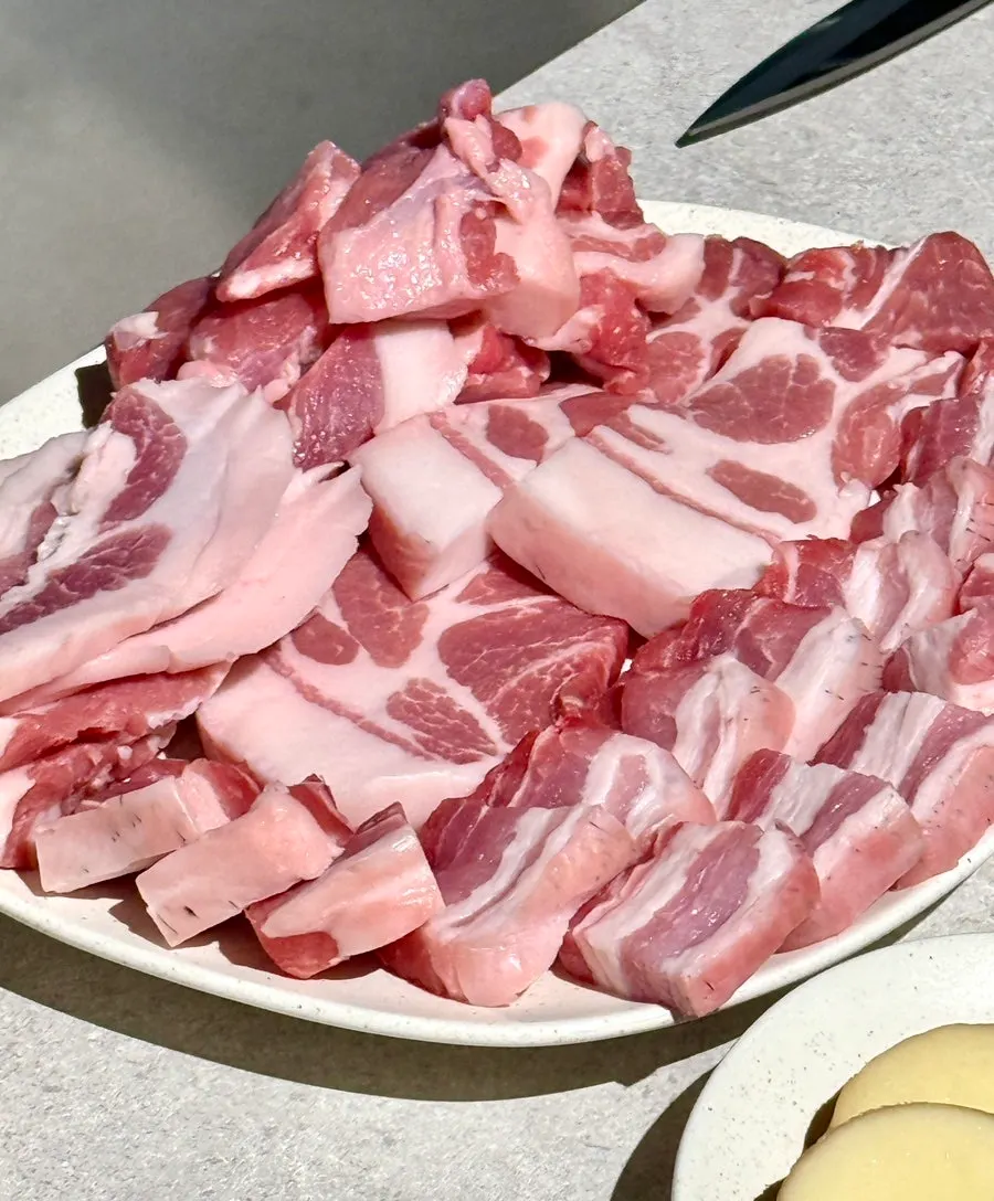 Plated raw meat for the Risan 750g special platter