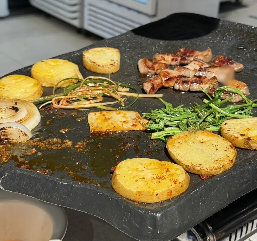 Stone plate grilling minari, onion and mushroom together