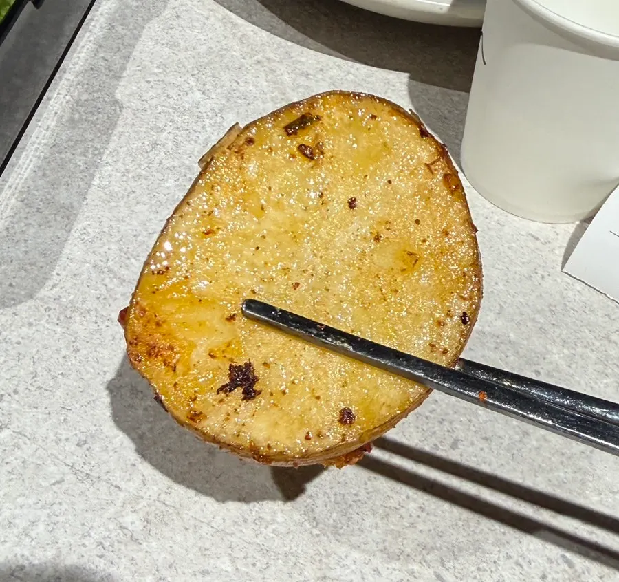 Potatoes grilled with the meat on the stone plate