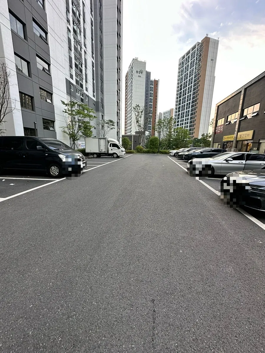 리산이 있는 건물과 주변 거리