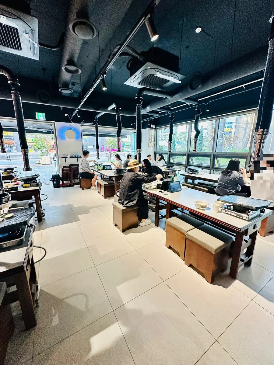 문이 열려 있는 리산 매장 안쪽