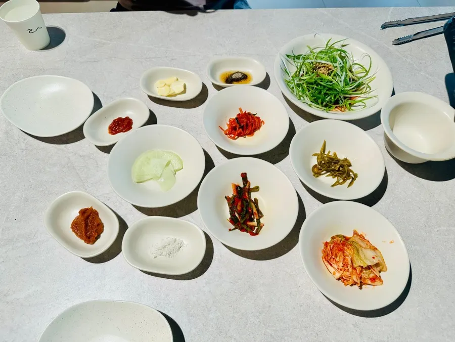 상추와 반찬이 차려진 리산 상차림