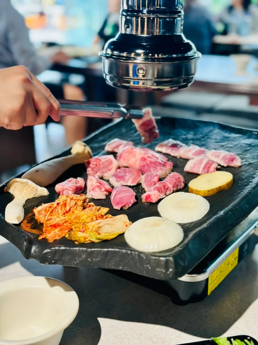 불판에서 굽는 리산 삼겹살