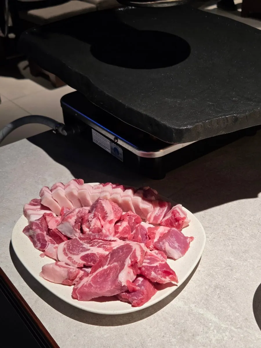 Risan's two-person mixed set of raw meat laid out
