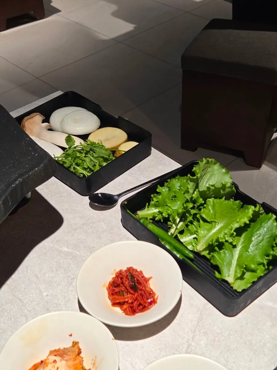 Various sauces for dipping the meat