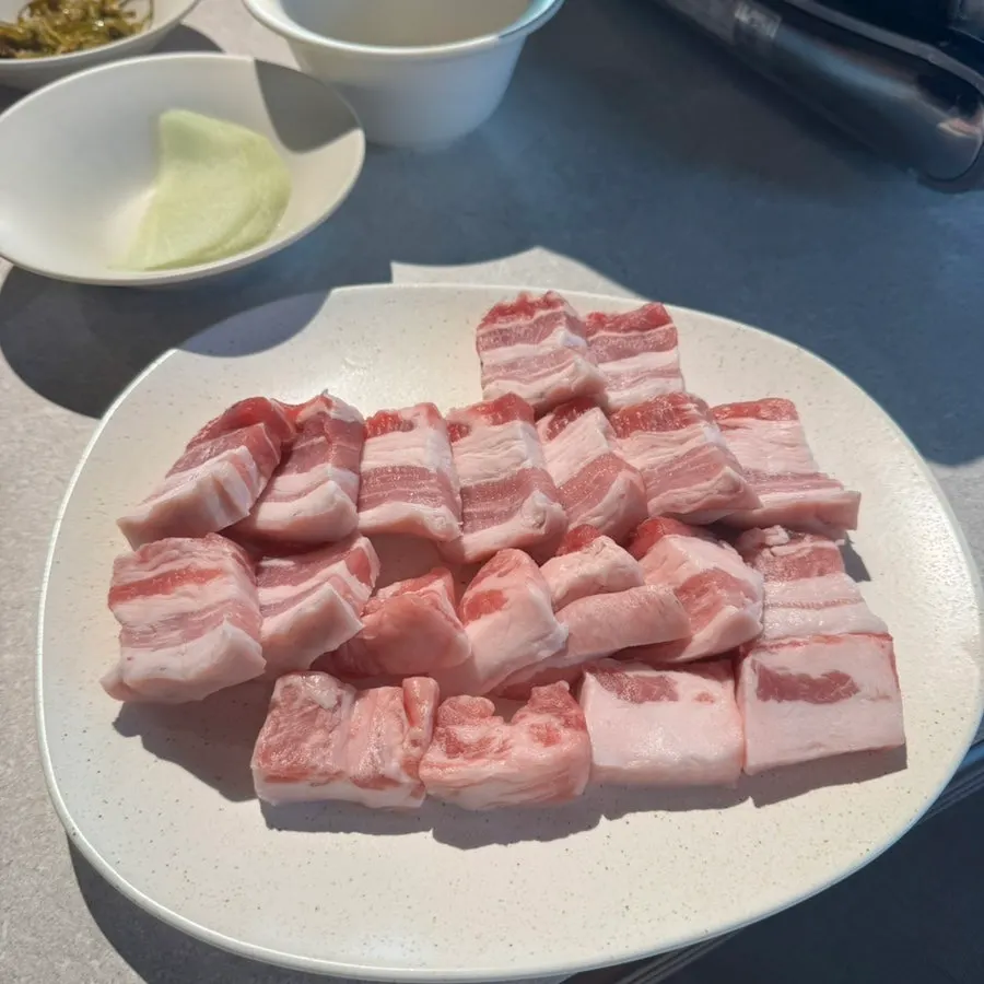 흑돼지 특삼겹 170g 2인분 생고기 상차림