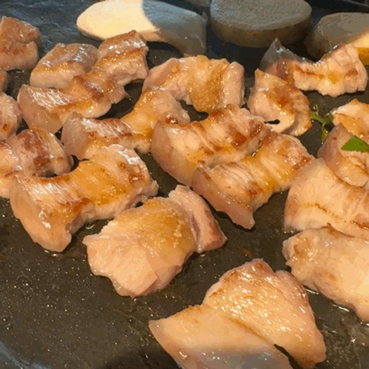 두툼하게 썬 흑돼지 특삼겹 근접