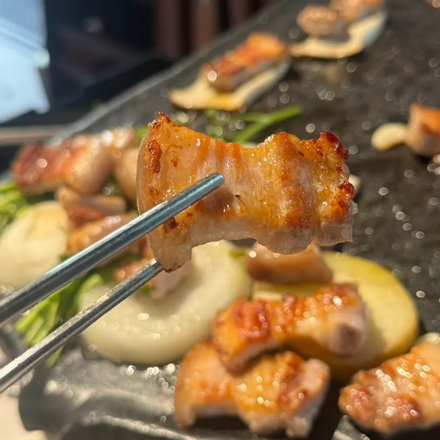 소금장에 찍은 삼겹살 한 점
