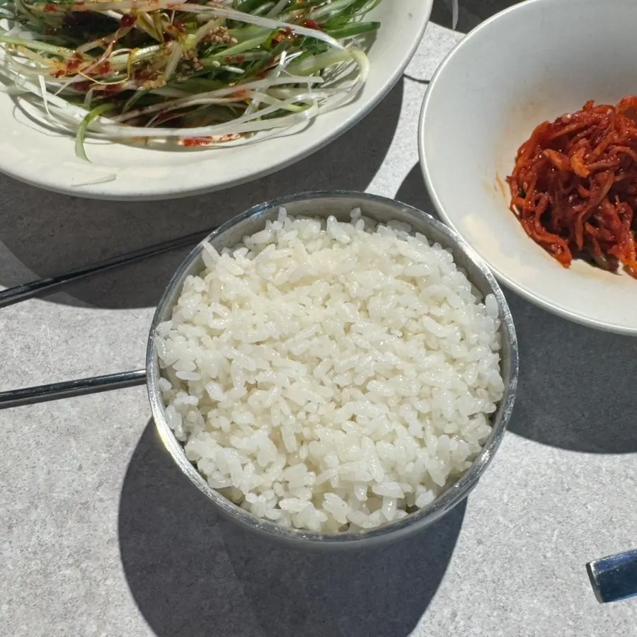 밥과 함께 나온 서비스 된장찌개