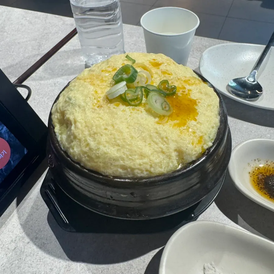 큰 뚝배기에 수북한 계란찜