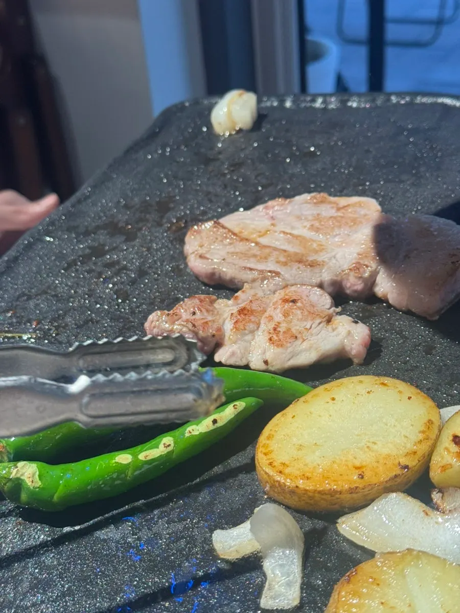 익어가는 목살 세로 컷