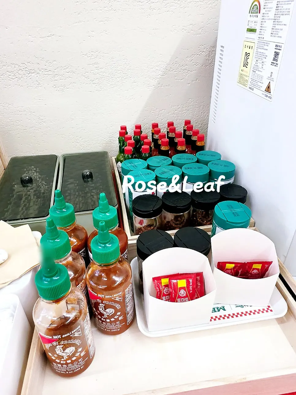 소스와 일회용품이 준비된 로스터버거 셀프코너