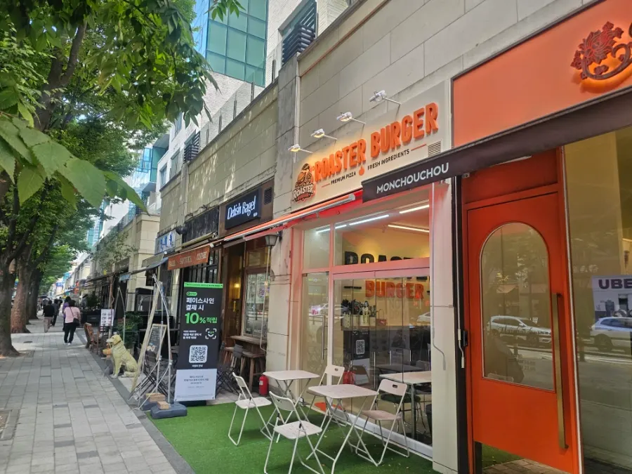 Roaster Burger's exterior along Jeongjail-ro