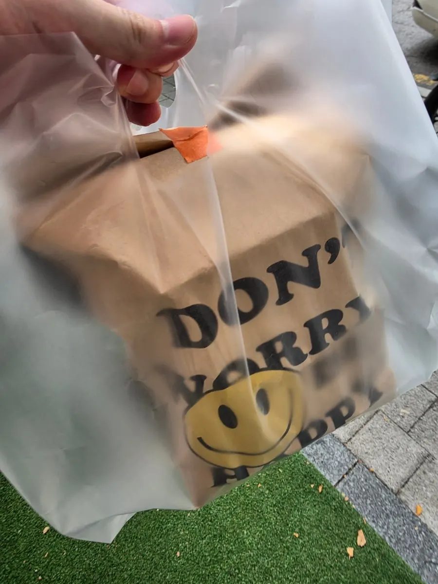 스마일이 그려진 포장 종이 쇼핑백