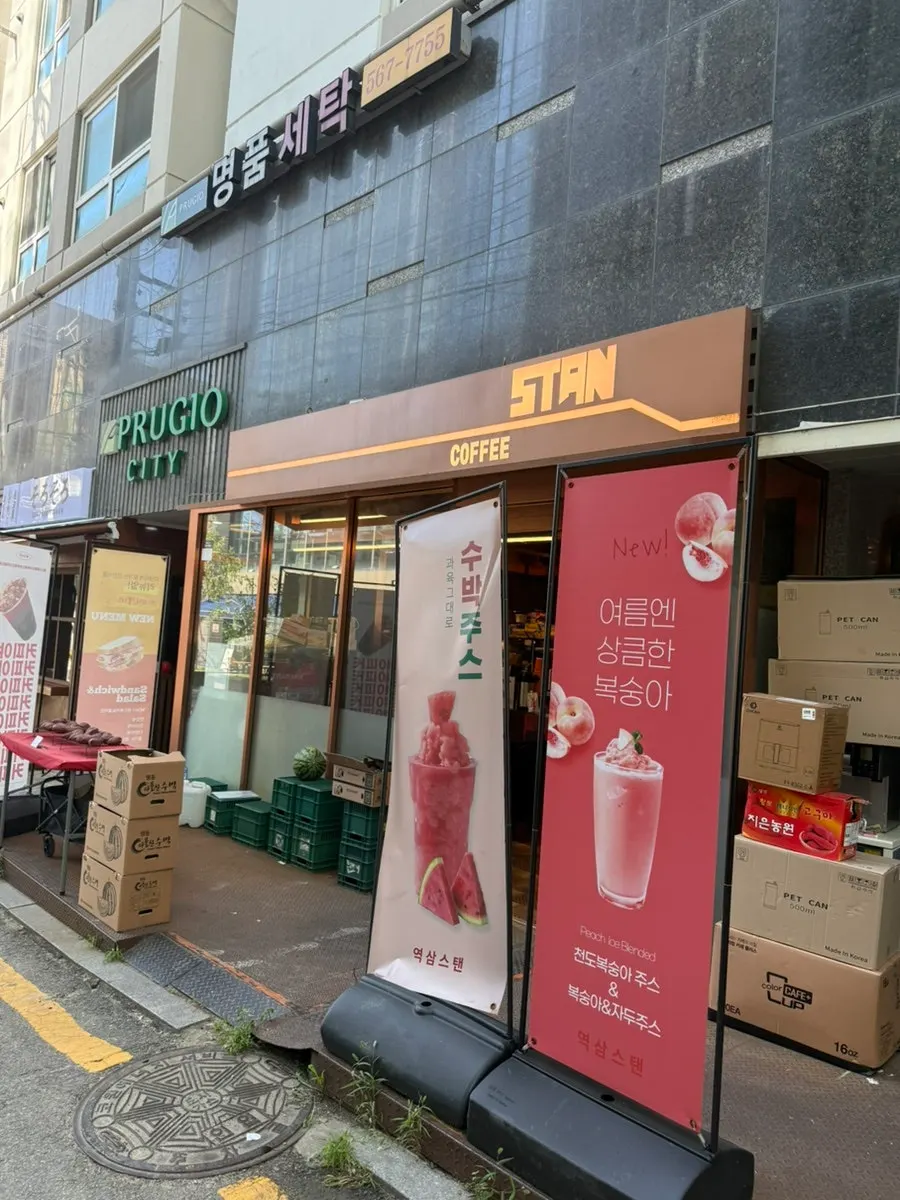 Exterior of Roastery Stan Yeoksam Main cafe