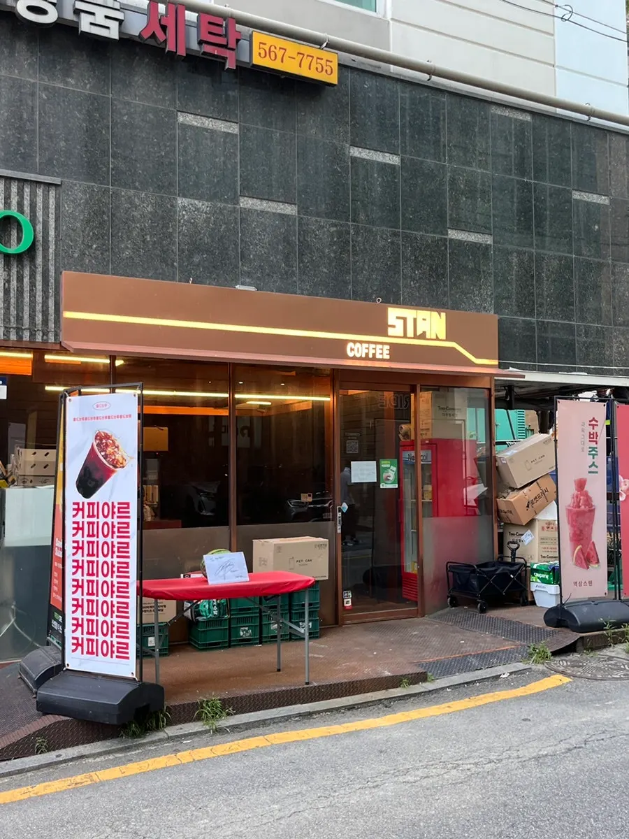 Exterior of Roastery Stan Yeoksam Main