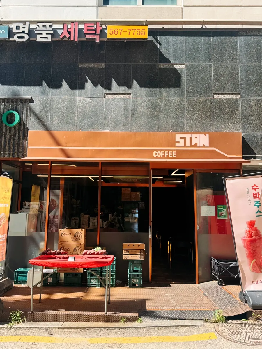 여유로운 아침 역삼역 카페 앞 거리 풍경