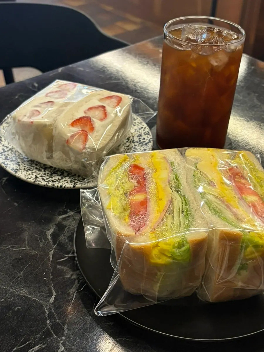 Final shot of sandwich and coffee on the table