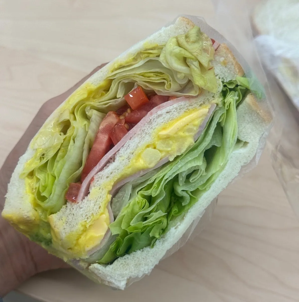 식빵이 가운데 한 장 더 들어간 클럽 샌드위치