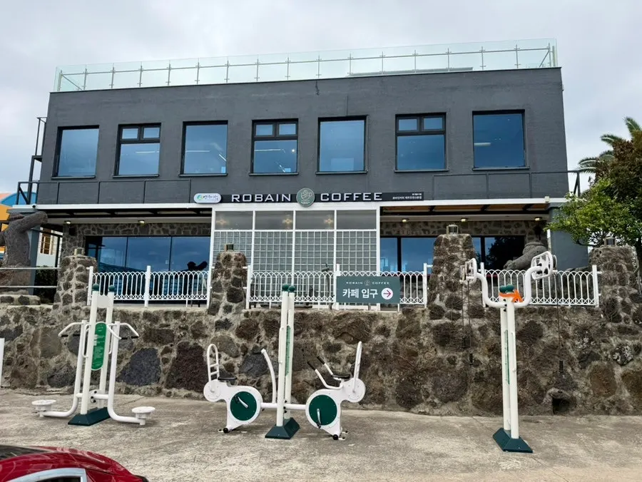 Exterior of Robain Coffee Jeju Jocheon Sinchon Branch in front of the Sinchon jetty