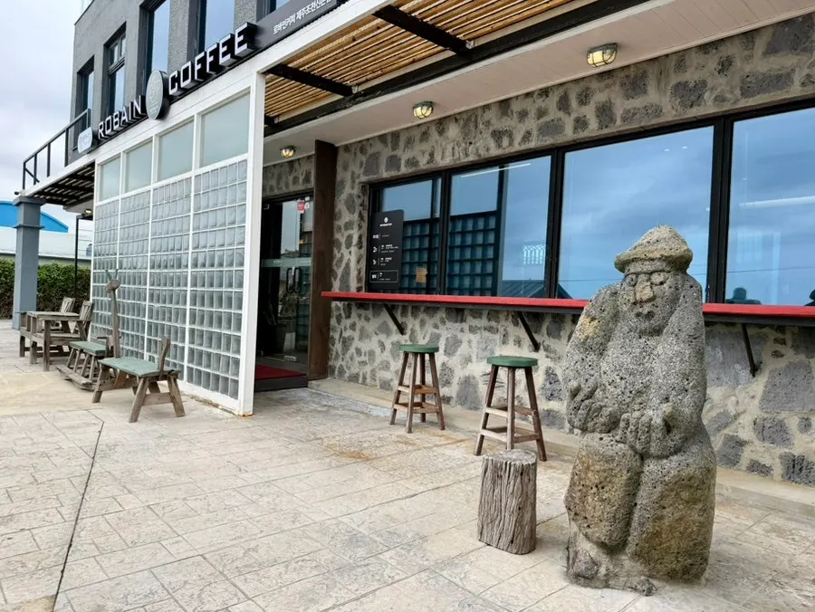 View of the sea at Sinchon jetty in front of the café
