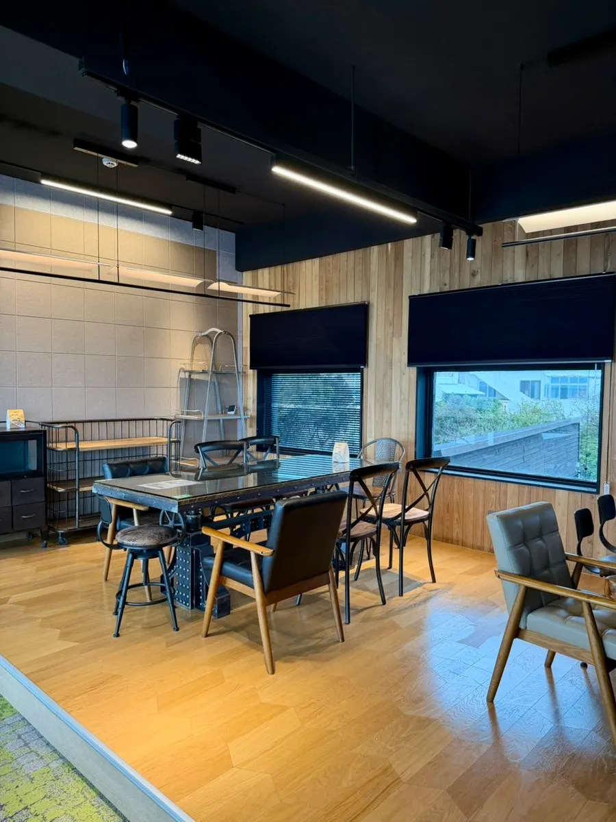 2nd floor space with room-type seating
