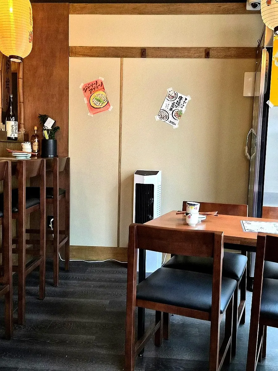 로바타소브 테이블 좌석 내부 전경