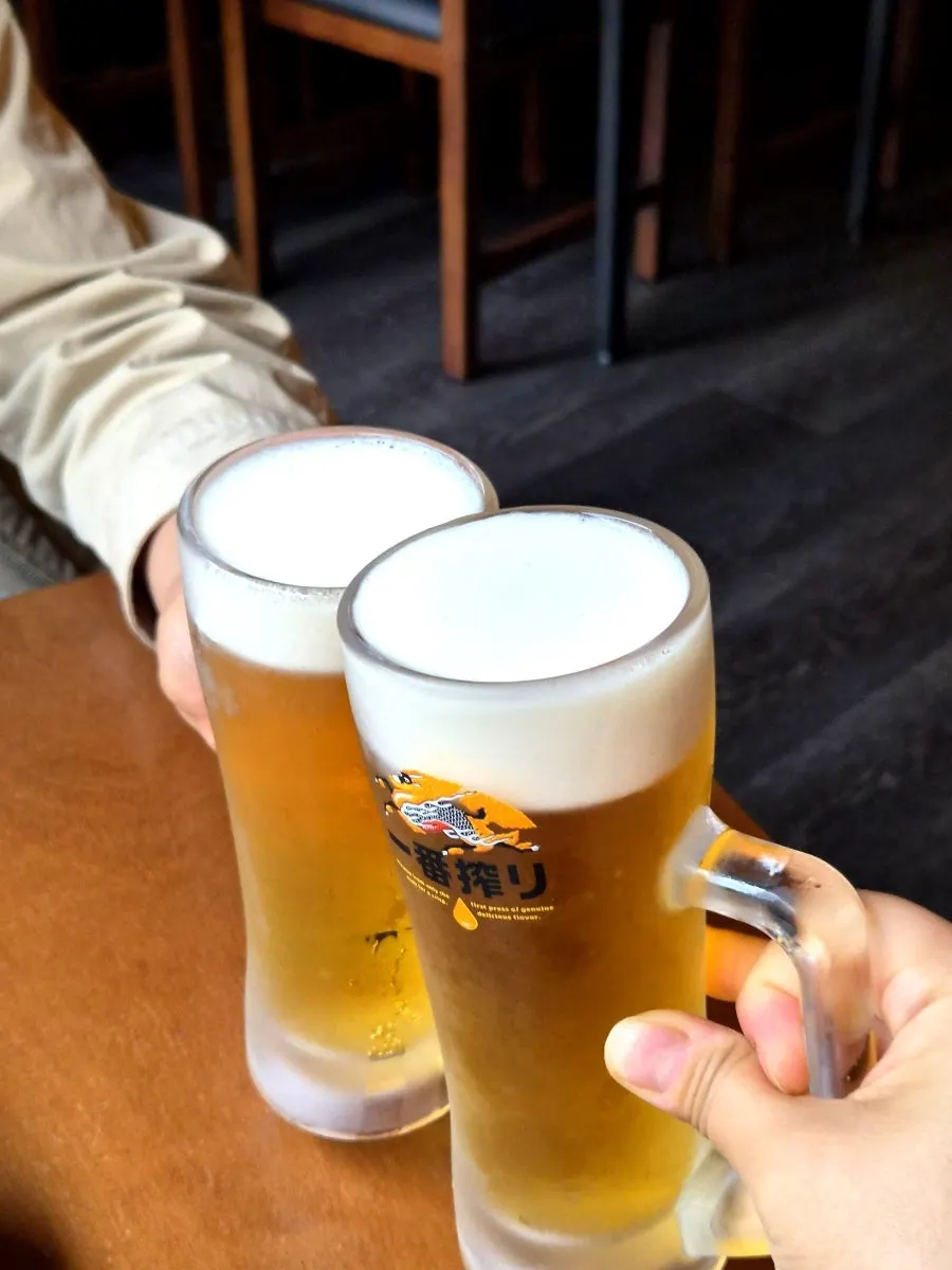 테이블 위 기린 생맥주 두 잔