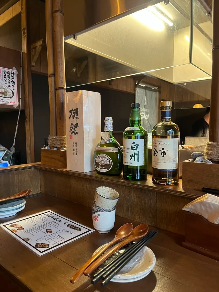 日本現地の居酒屋のような雰囲気のロバタソブ店内