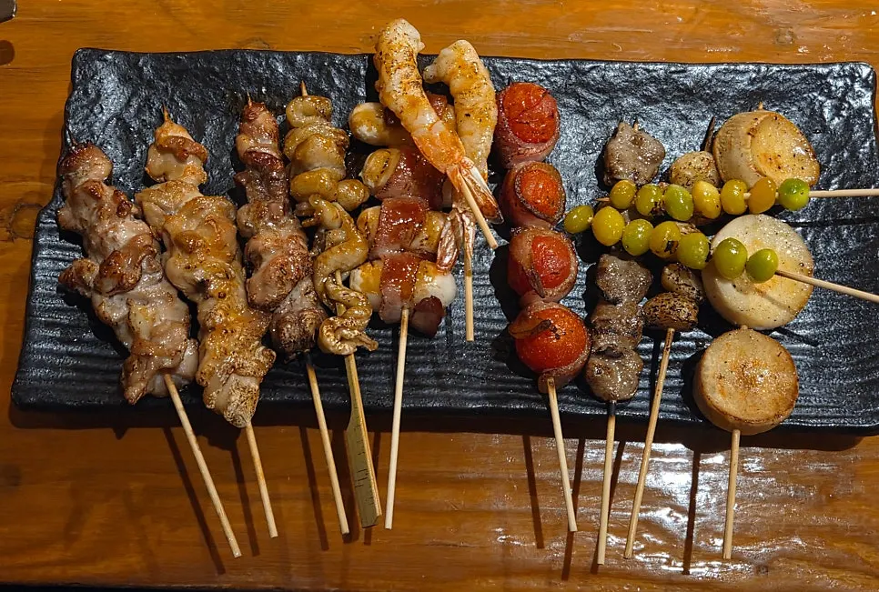 A plate of the 11-type mixed skewer set (13 pieces)