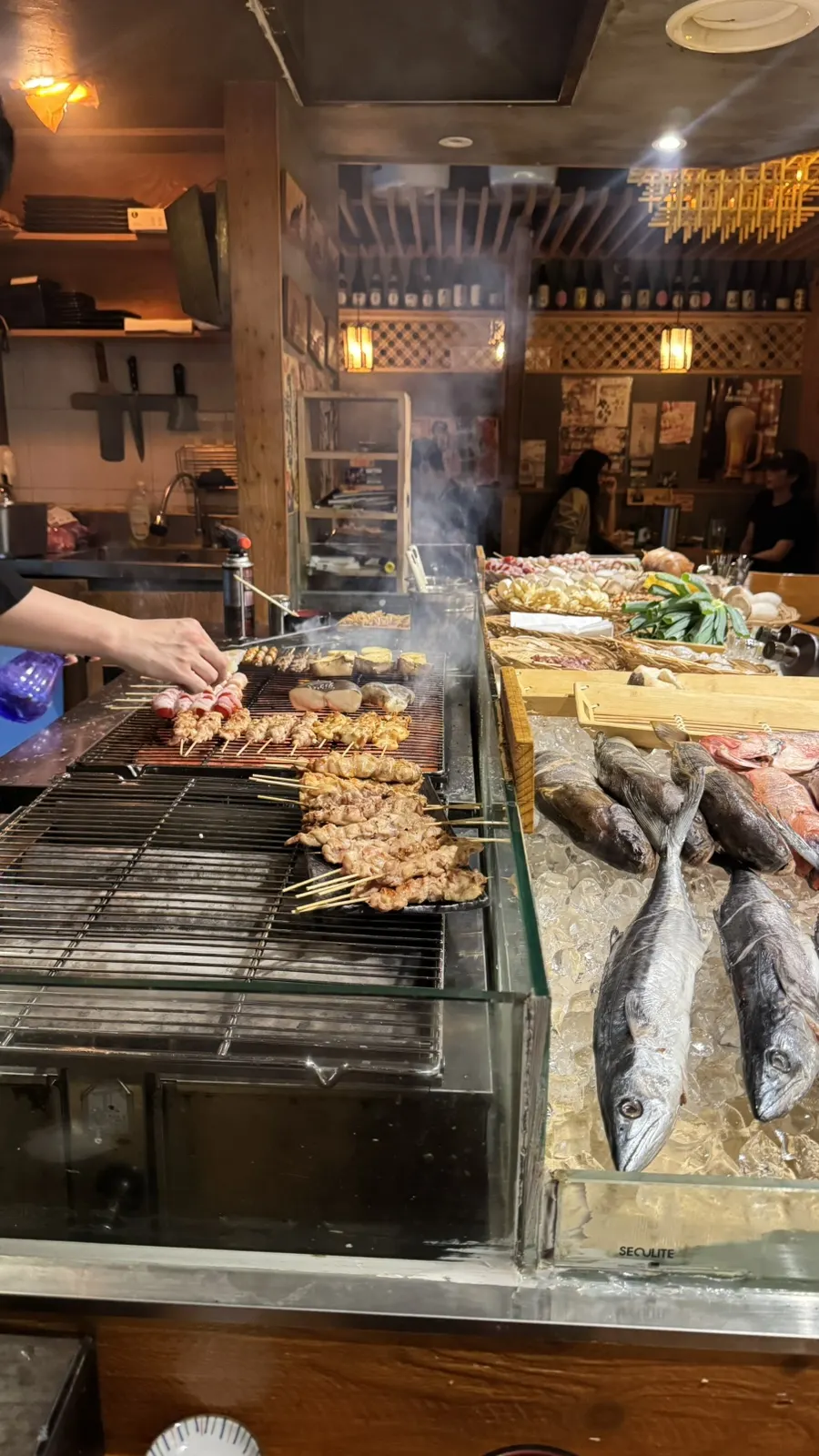 다찌석 앞에서 꼬치를 굽는 모습