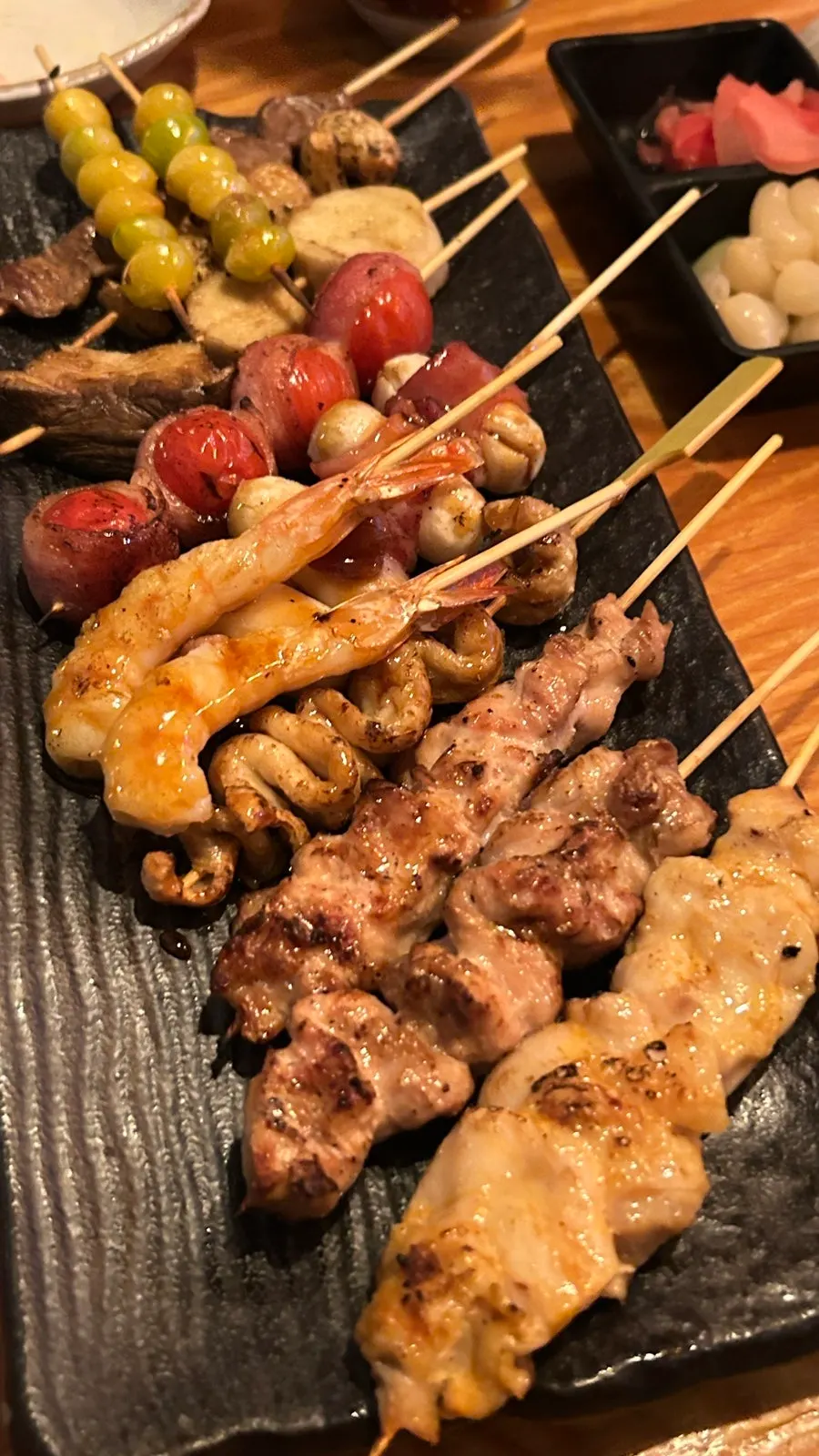 야채와 고기가 섞인 모둠꼬치 구성