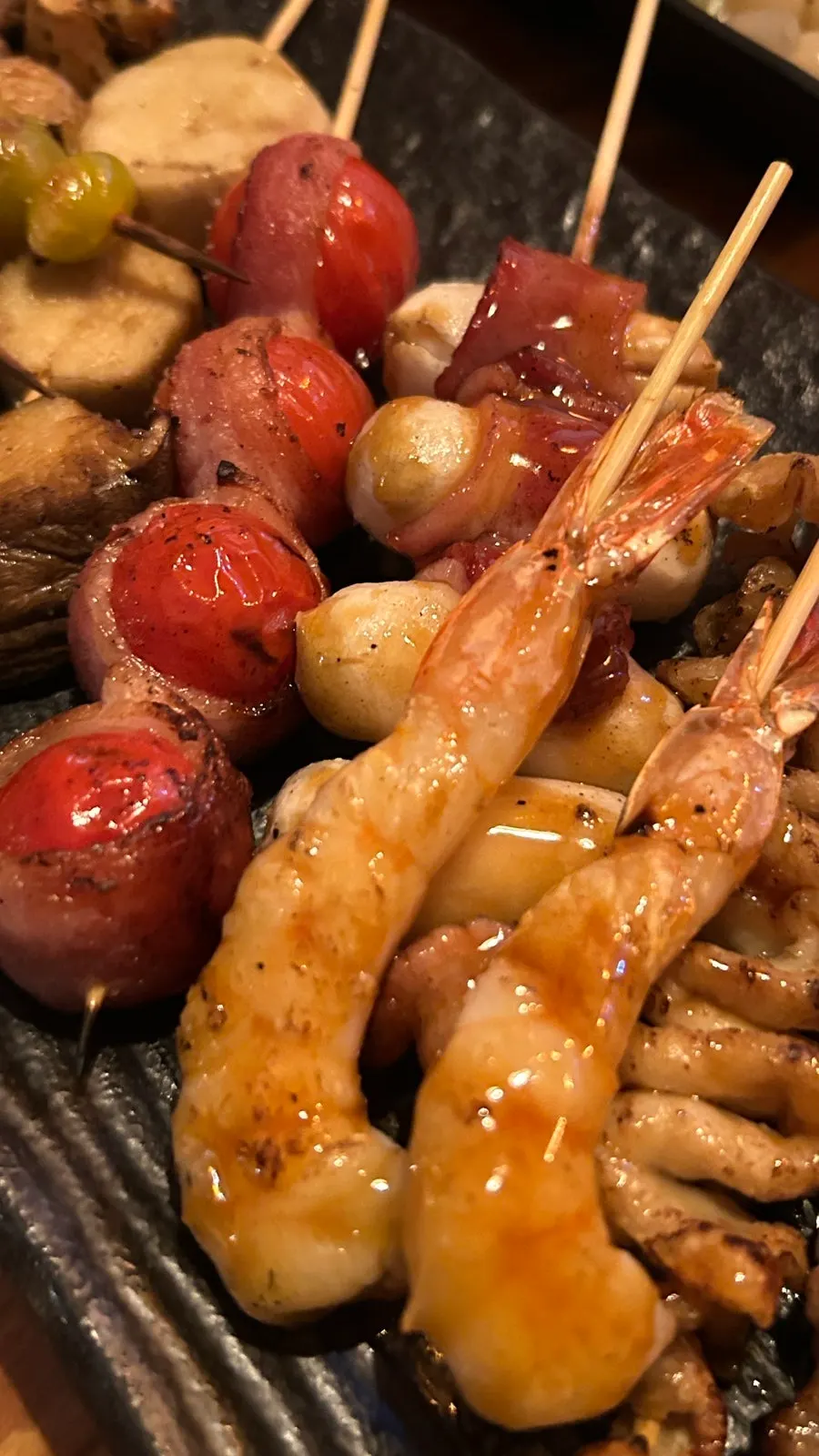 꼬치구이와 함께 놓인 소주잔