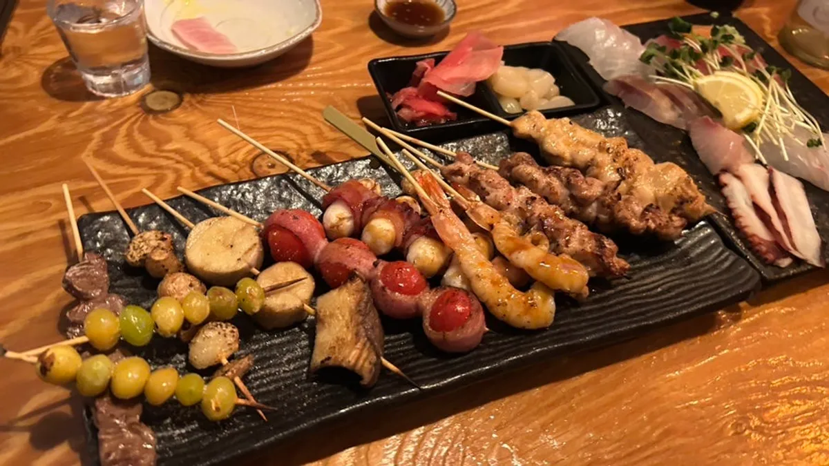 테이블에 차려진 모둠꼬치와 술상