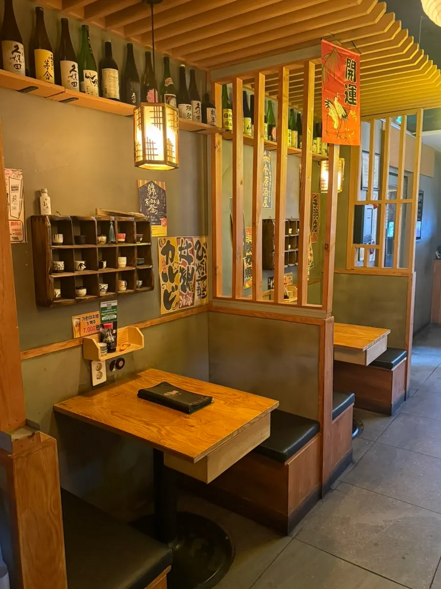차분한 조명의 매장 안쪽 좌석
