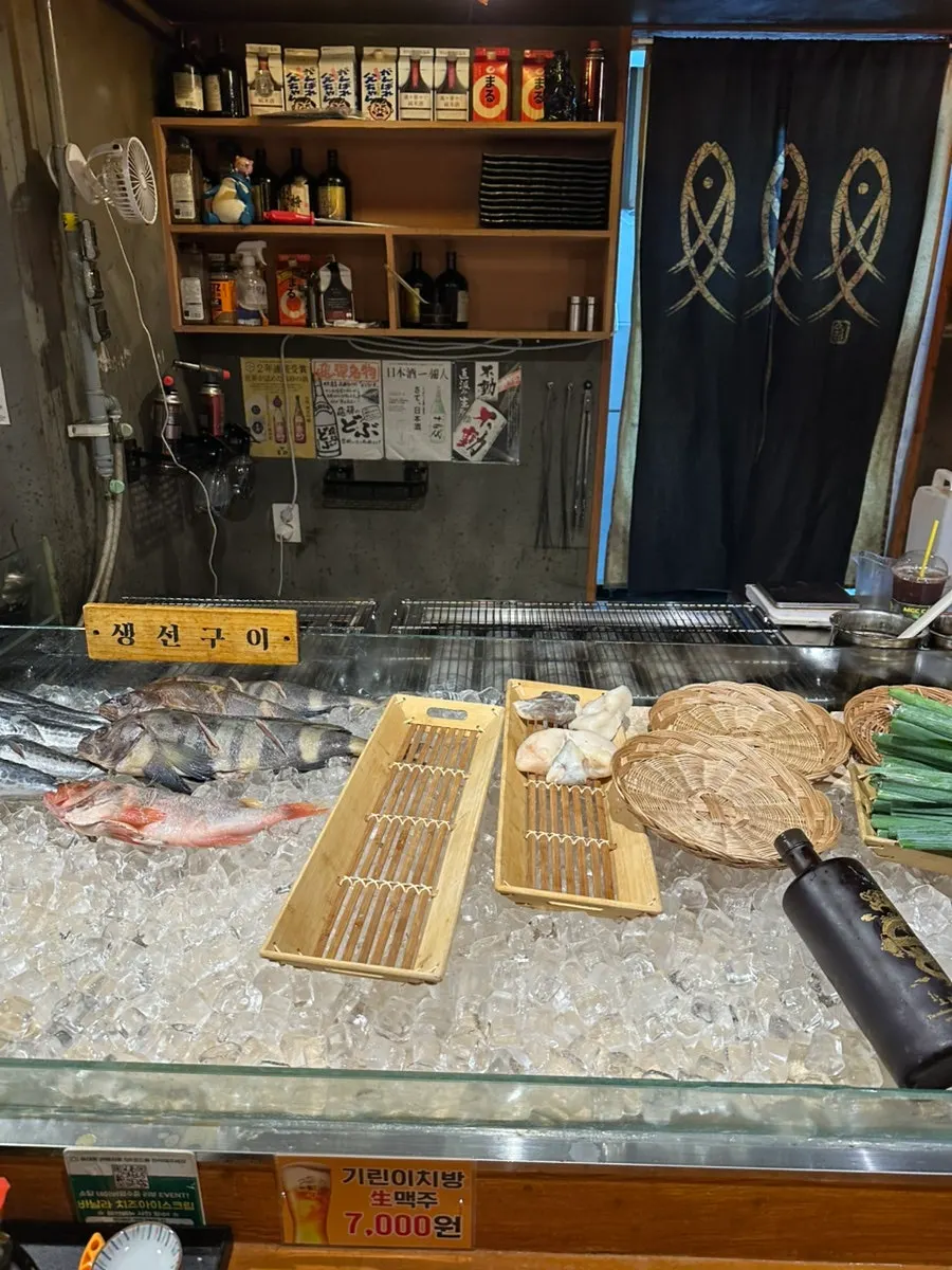 손님 앞에서 화로에 굽는 로바다야끼 바 자리