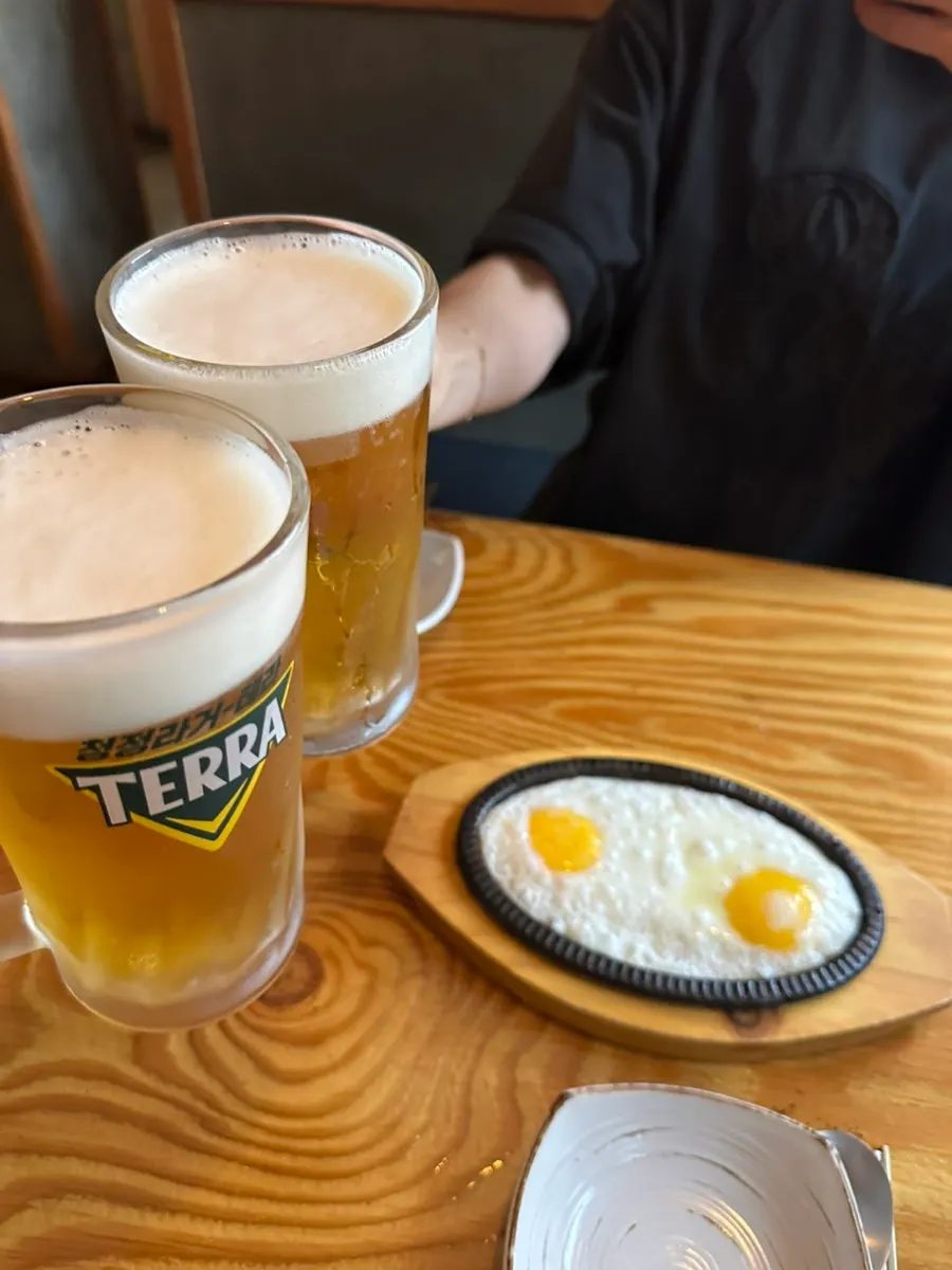 생맥주 두 잔으로 건배