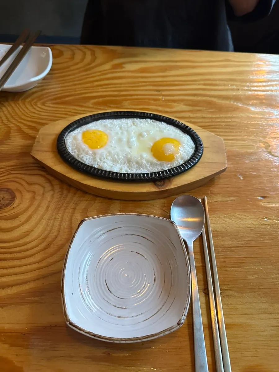 철판에 나온 기본안주 계란후라이