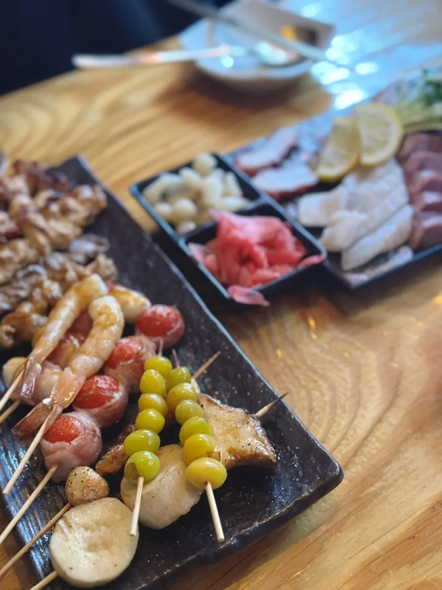 꼬치 하나를 집어 든 모습