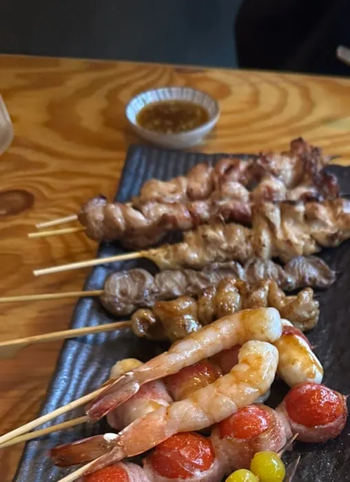 사시미小과 모듬꼬치 세트가 차려진 테이블