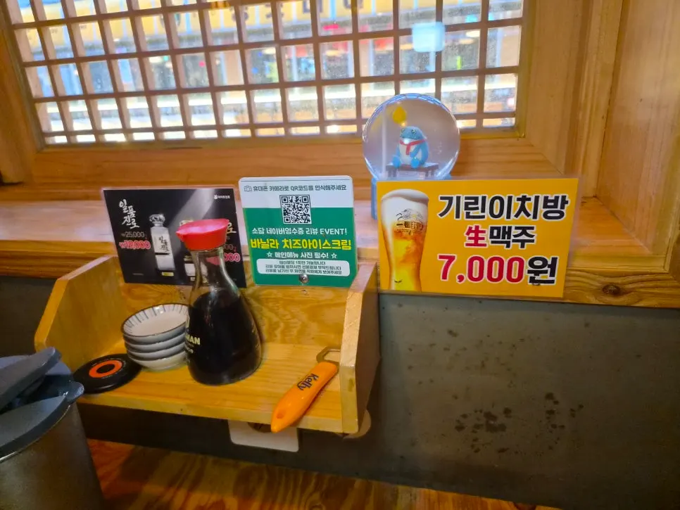 나무 칸막이가 있는 테이블 좌석