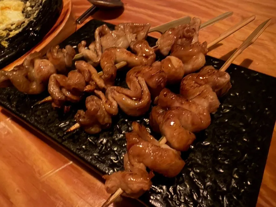 Golden-grilled chicken skin skewer