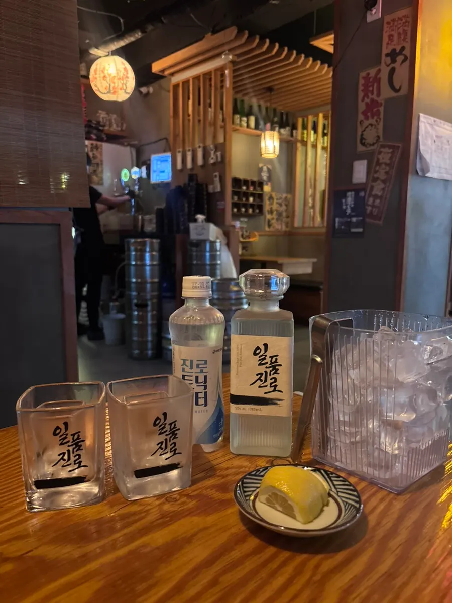 이자카야 테이블에 놓인 일품진로