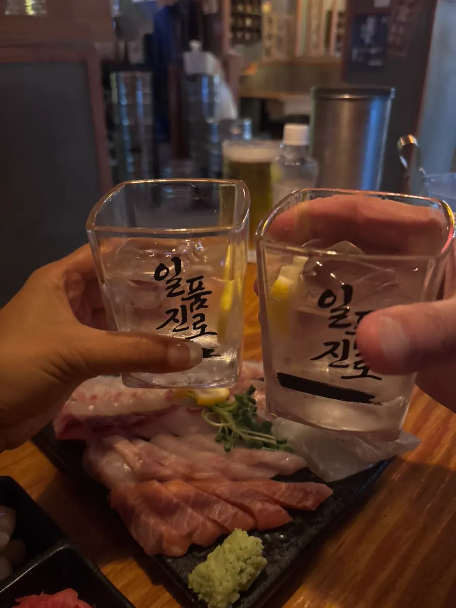 조도가 낮은 이자카야 매장 분위기