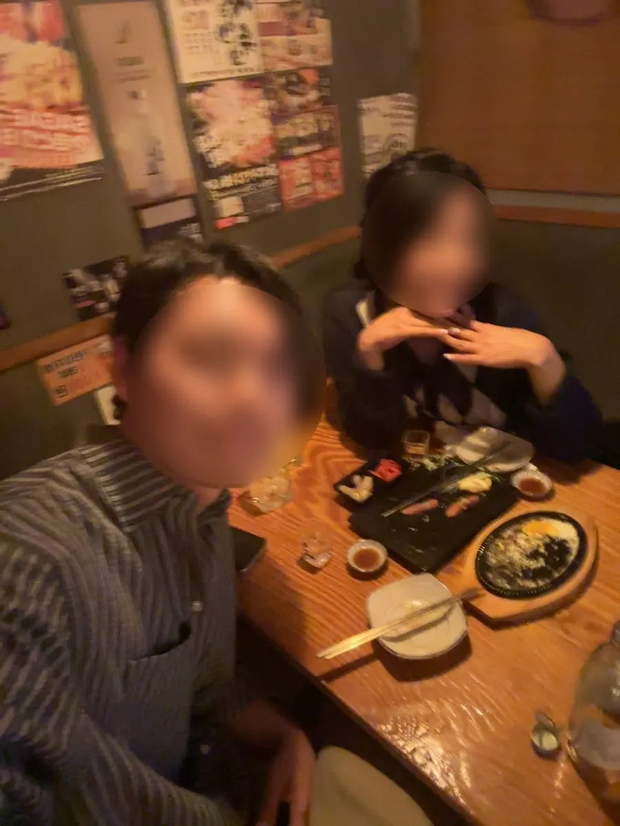 따뜻한 조명 아래 이자카야 좌석