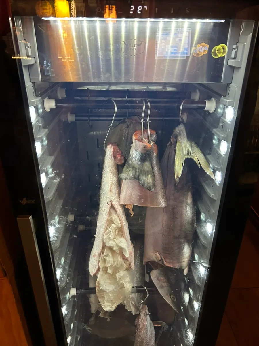 주문한 안주가 놓인 다찌석 테이블