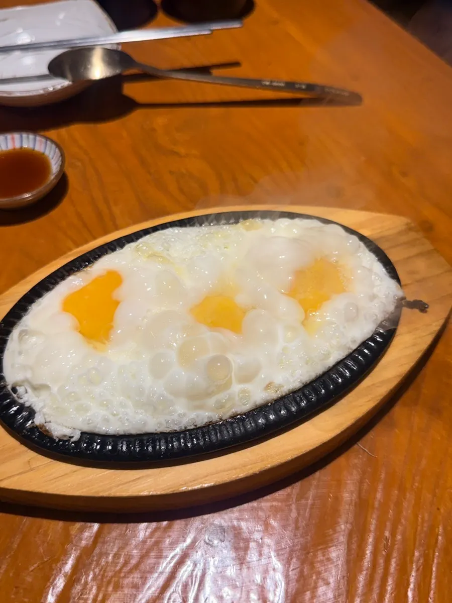 다찌석 옆에 놓인 커다란 생선 전시물