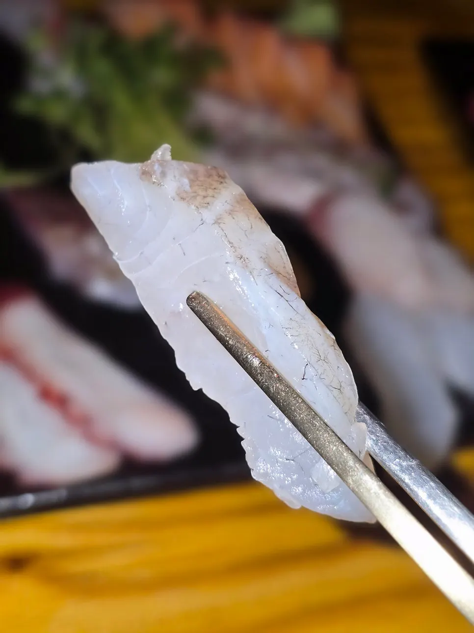 ベーコンチーズ餅の串のクローズアップ