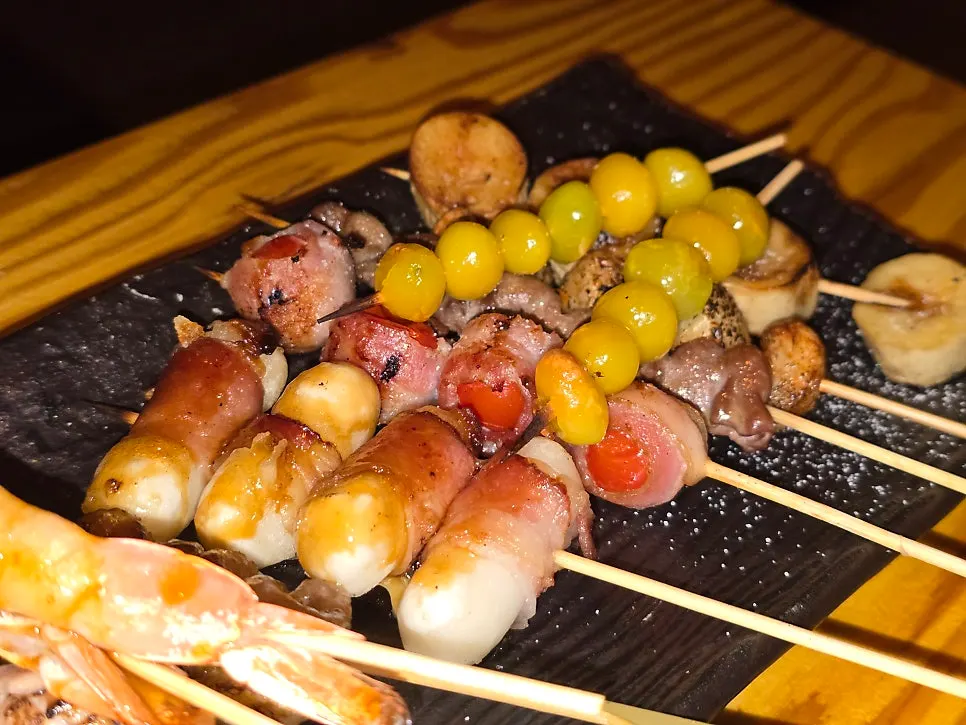 刺身と串盛りを一緒に並べたテーブル