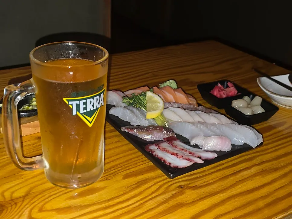 生ビール500mlとつまみが置かれたテーブル